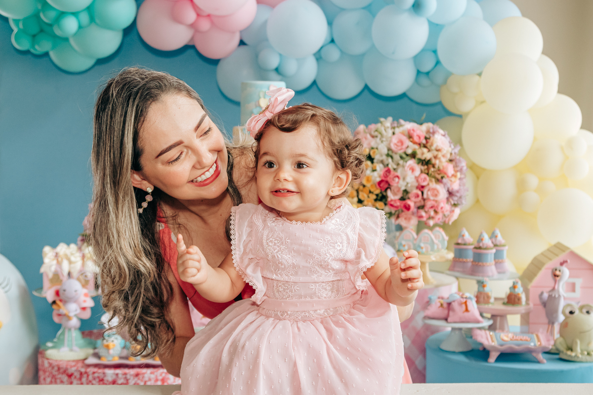 Aniversário infantil decoração luxo galinha pintadinha 1 ano em florianopolis sc scotti produções fotografa thayane peters fotografia especializada em familias doces personalizados