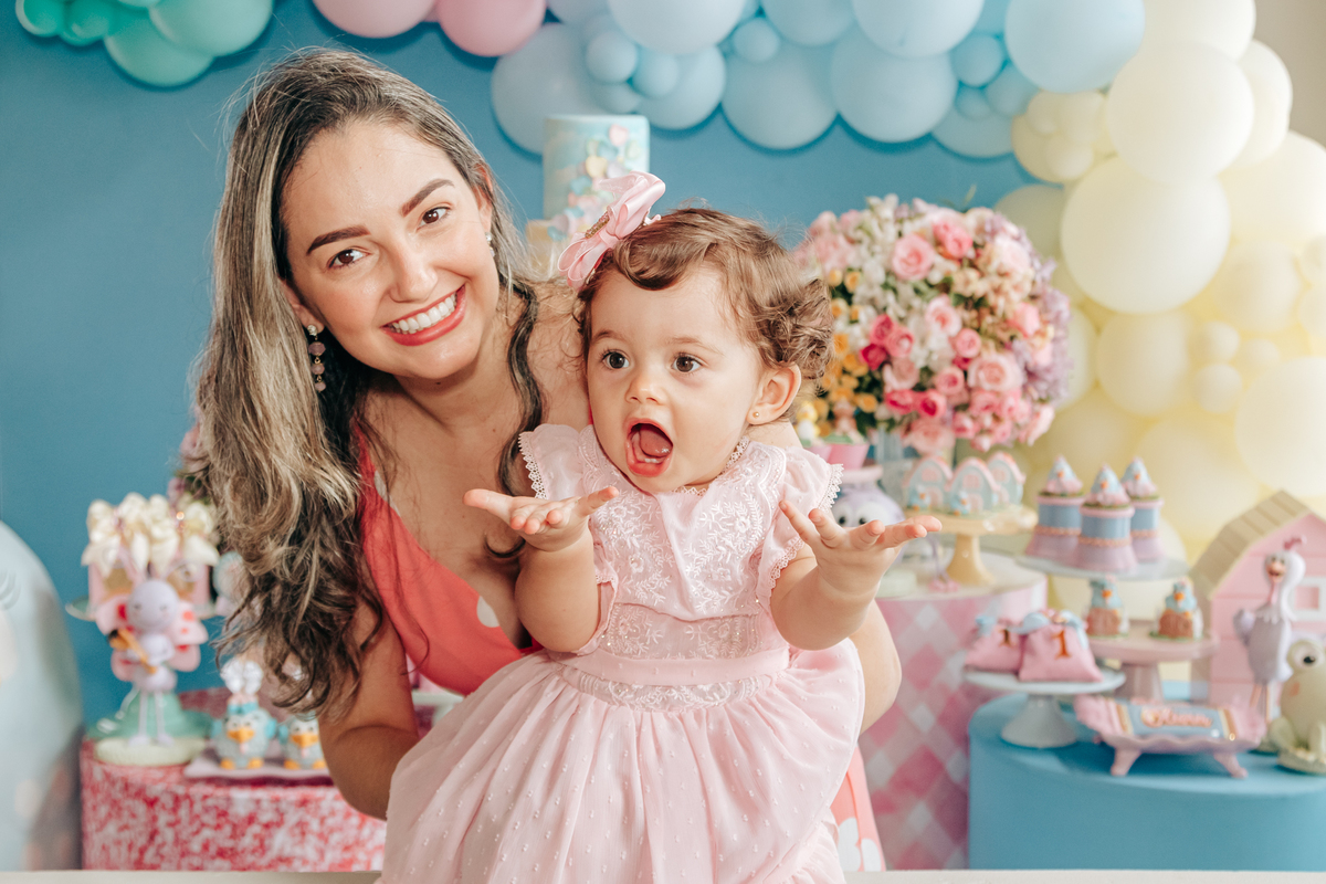 Aniversário infantil decoração luxo galinha pintadinha 1 ano em florianopolis sc scotti produções fotografa thayane peters fotografia especializada em familias doces personalizados