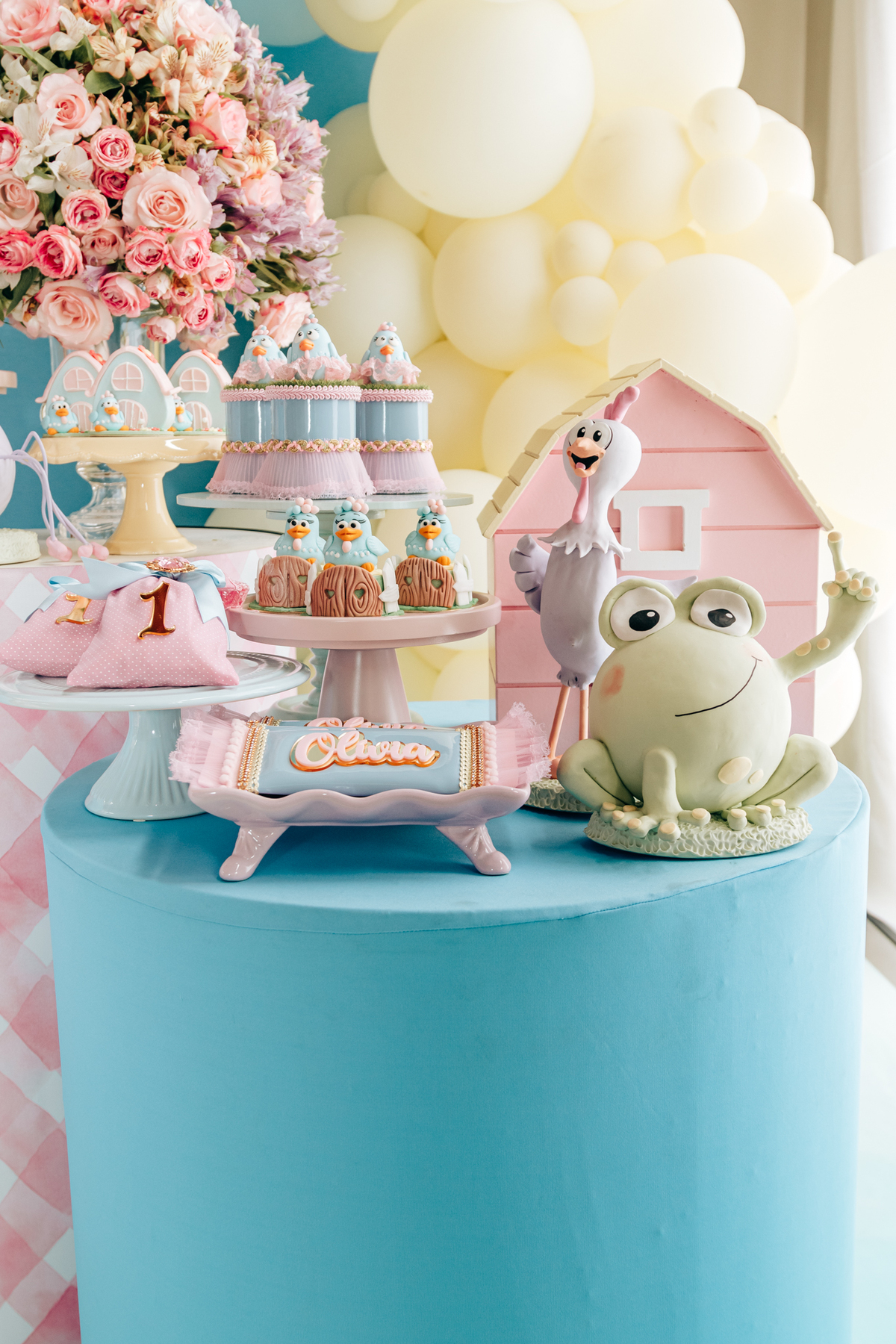 Aniversário infantil decoração luxo galinha pintadinha 1 ano em florianopolis sc scotti produções fotografa thayane peters fotografia especializada em familias doces personalizados