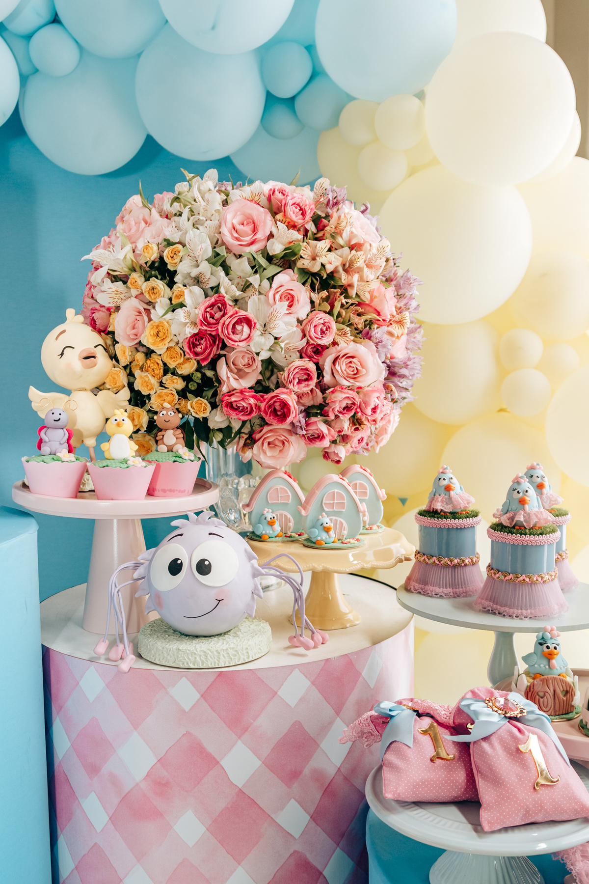 Aniversário infantil decoração luxo galinha pintadinha 1 ano em florianopolis sc scotti produções fotografa thayane peters fotografia especializada em familias doces personalizados