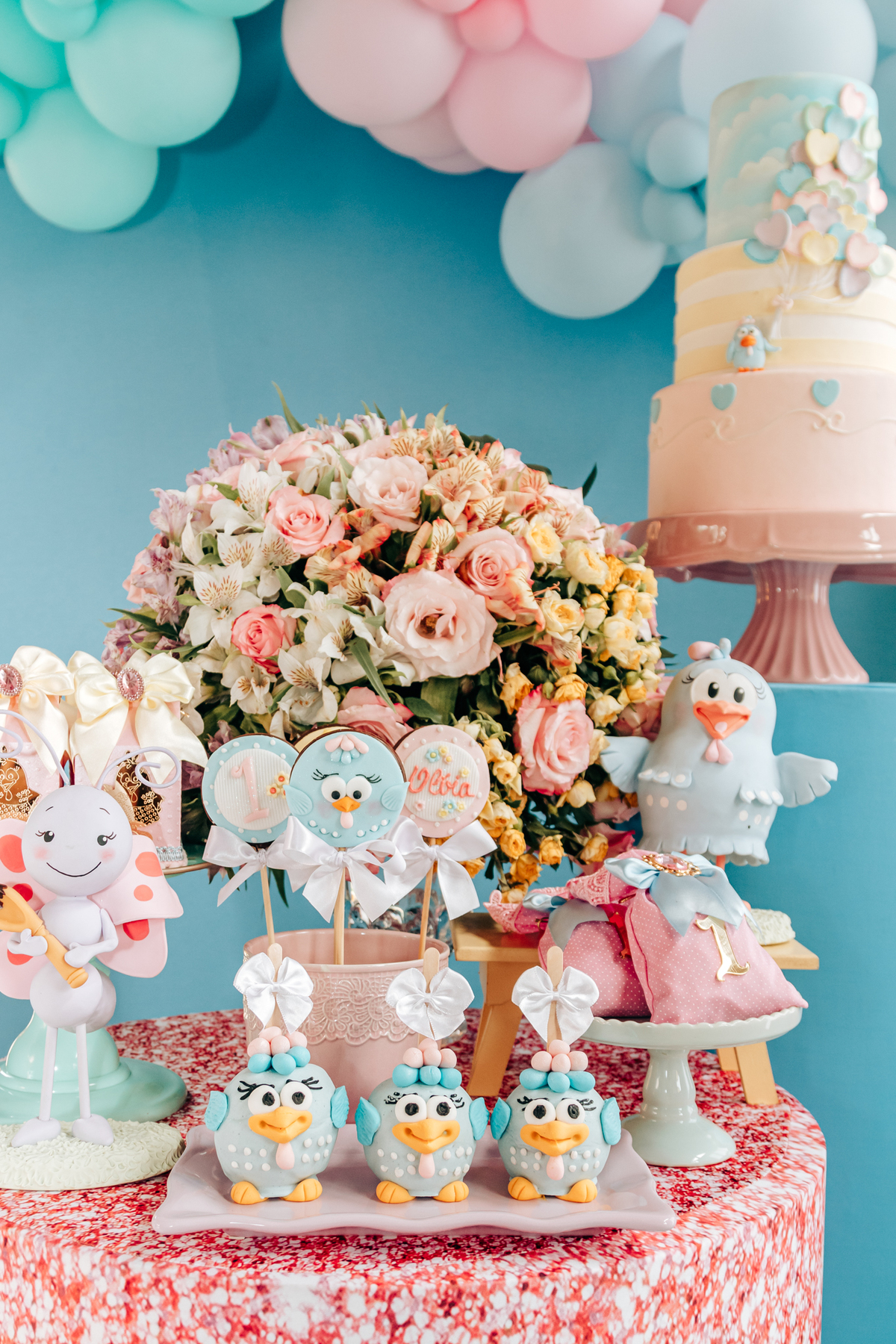 Aniversário infantil decoração luxo galinha pintadinha 1 ano em florianopolis sc scotti produções fotografa thayane peters fotografia especializada em familias doces personalizados