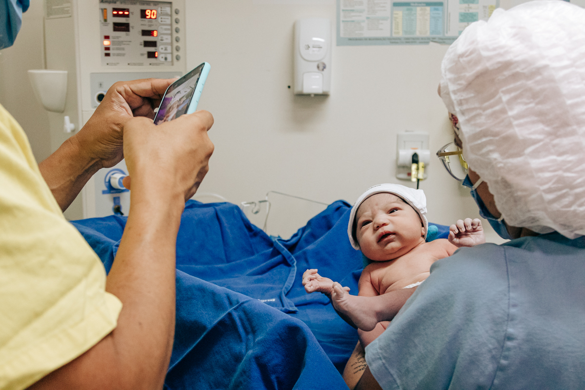 Fotografia e video de parto cesárea na clinica maternidade Santa Helena em florianópolis fotografa palhoça Thayane Peters Fotografia especializada em 
