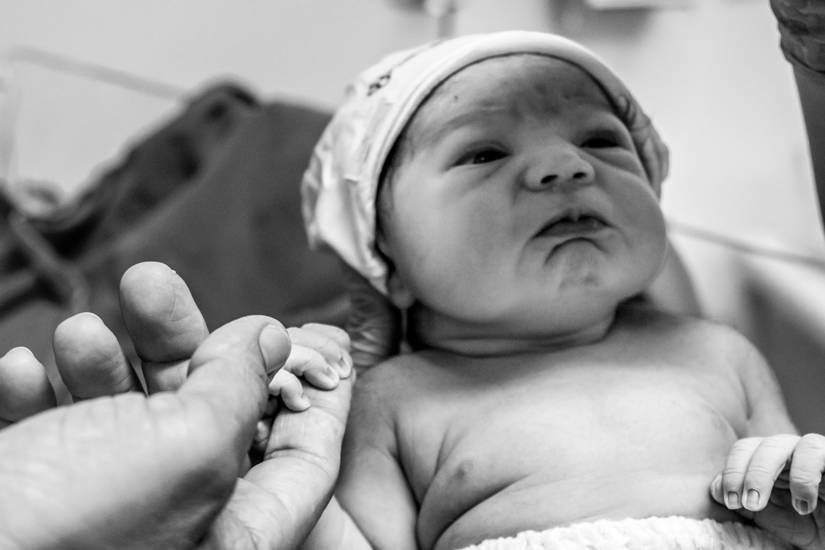 Fotografia e video de parto cesárea na clinica maternidade Santa Helena em florianópolis fotografa palhoça Thayane Peters Fotografia especializada em 