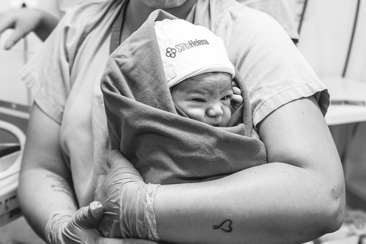 Fotografia e video de parto cesárea na clinica maternidade Santa Helena em florianópolis fotografa palhoça Thayane Peters Fotografia especializada em 