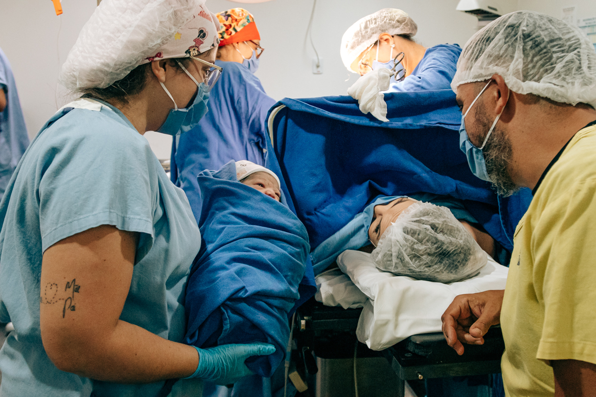 Fotografia e video de parto cesárea na clinica maternidade Santa Helena em florianópolis fotografa palhoça Thayane Peters Fotografia especializada em 