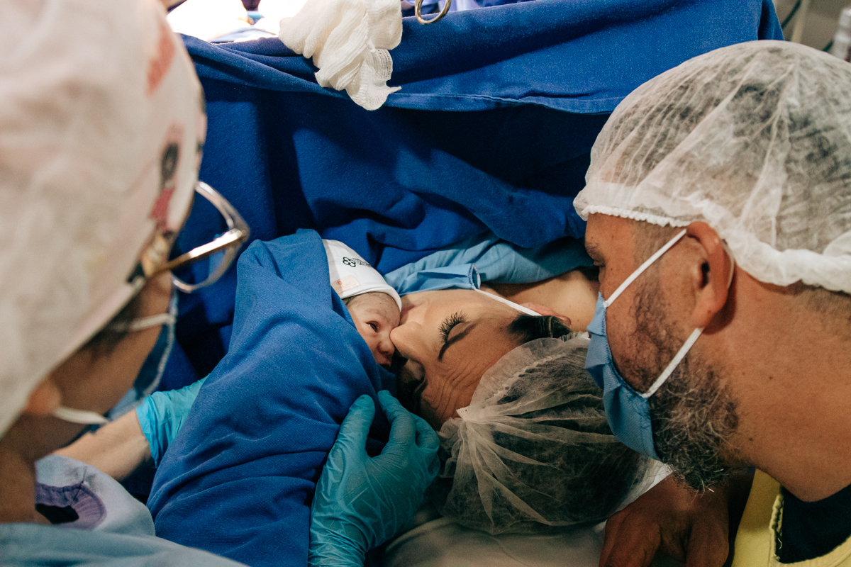 Fotografia e video de parto cesárea na clinica maternidade Santa Helena em florianópolis fotografa palhoça Thayane Peters Fotografia especializada em 