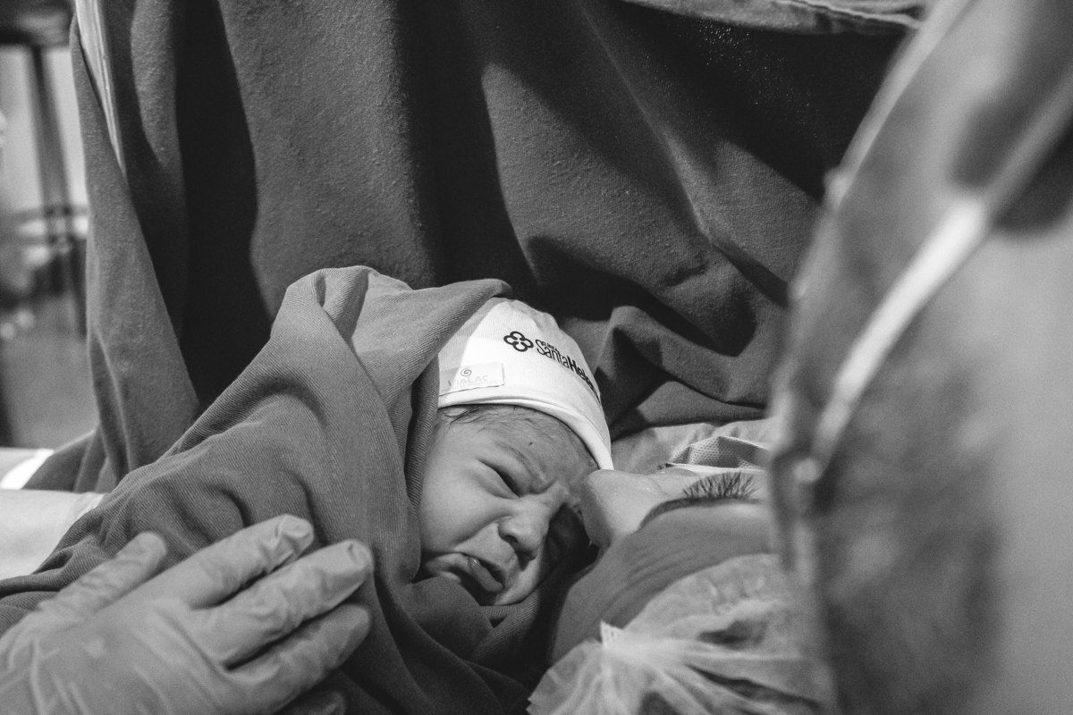 Fotografia e video de parto cesárea na clinica maternidade Santa Helena em florianópolis fotografa palhoça Thayane Peters Fotografia especializada em 