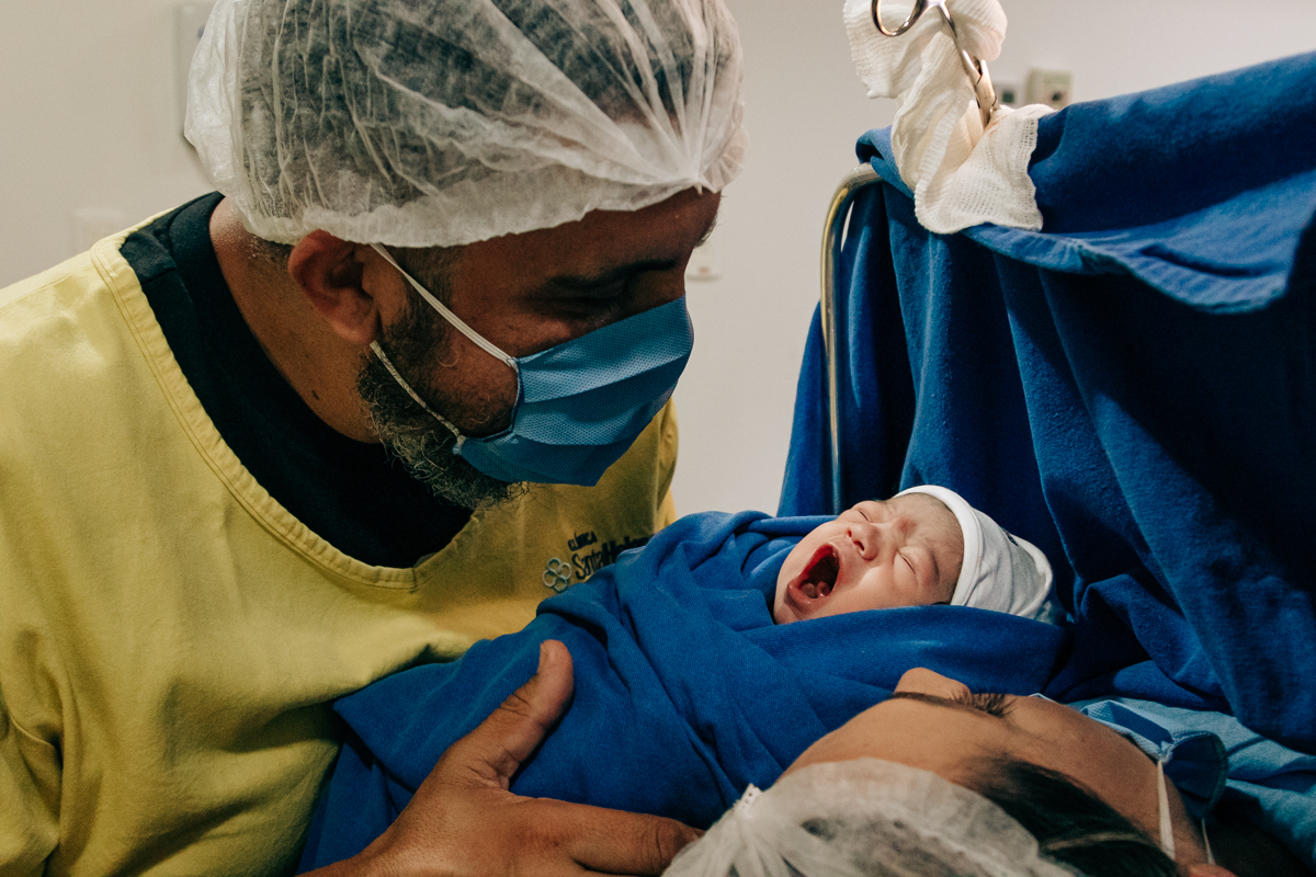 Fotografia e video de parto cesárea na clinica maternidade Santa Helena em florianópolis fotografa palhoça Thayane Peters Fotografia especializada em 