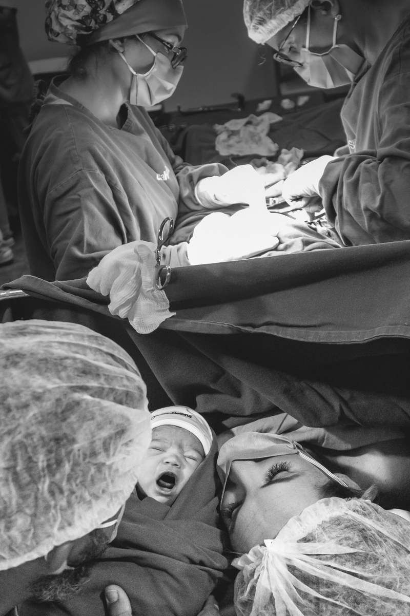 Fotografia e video de parto cesárea na clinica maternidade Santa Helena em florianópolis fotografa palhoça Thayane Peters Fotografia especializada em 