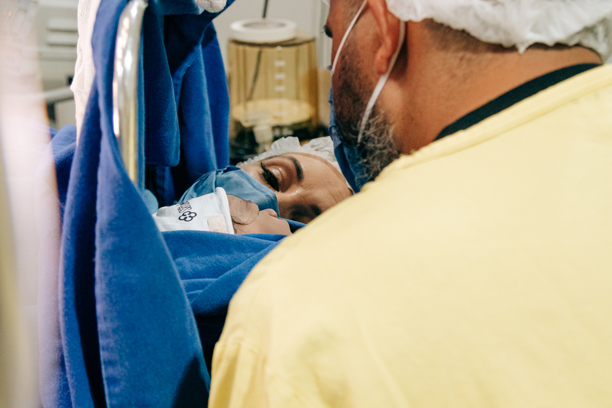 Fotografia e video de parto cesárea na clinica maternidade Santa Helena em florianópolis fotografa palhoça Thayane Peters Fotografia especializada em 