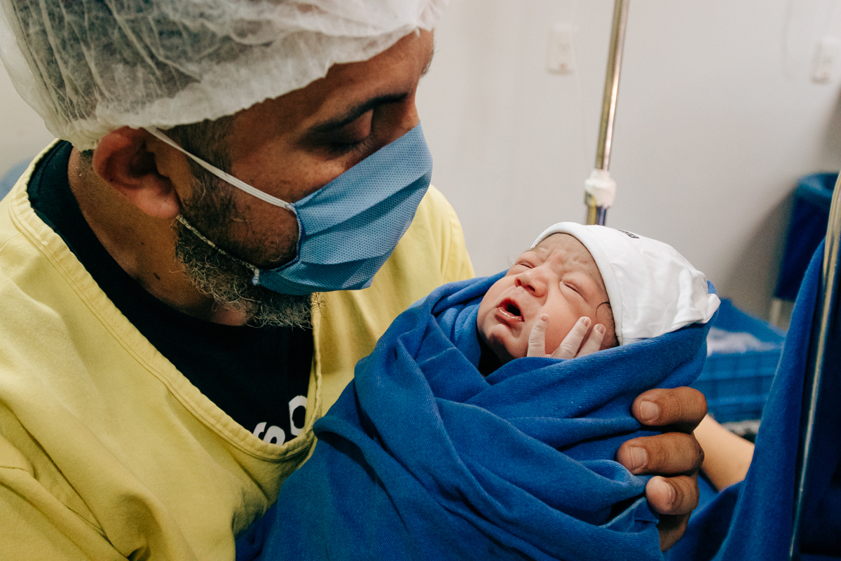 Fotografia e video de parto cesárea na clinica maternidade Santa Helena em florianópolis fotografa palhoça Thayane Peters Fotografia especializada em 