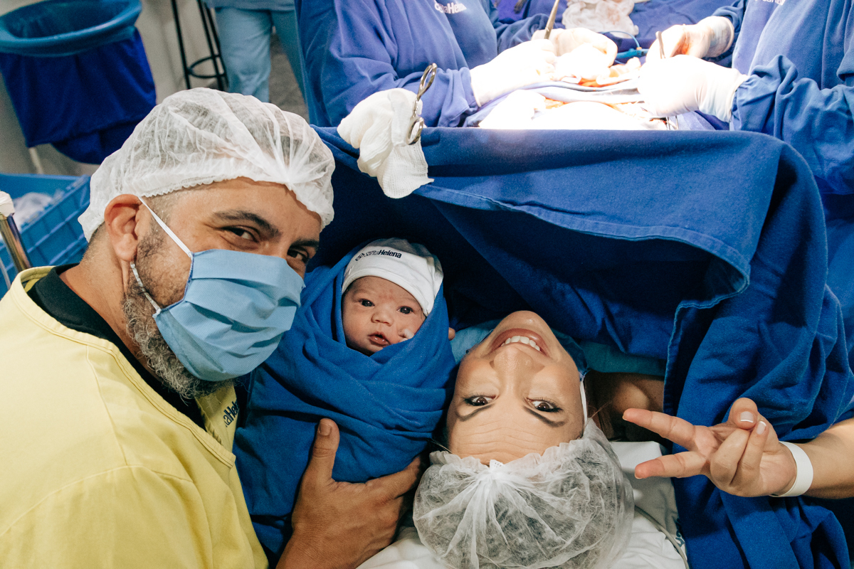 Fotografia e video de parto cesárea na clinica maternidade Santa Helena em florianópolis fotografa palhoça Thayane Peters Fotografia especializada em 