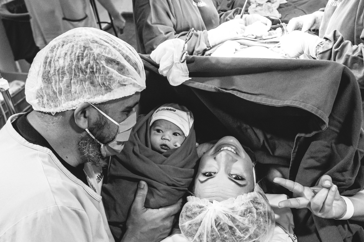 Fotografia e video de parto cesárea na clinica maternidade Santa Helena em florianópolis fotografa palhoça Thayane Peters Fotografia especializada em 