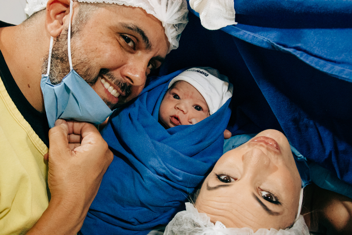Fotografia e video de parto cesárea na clinica maternidade Santa Helena em florianópolis fotografa palhoça Thayane Peters Fotografia especializada em 
