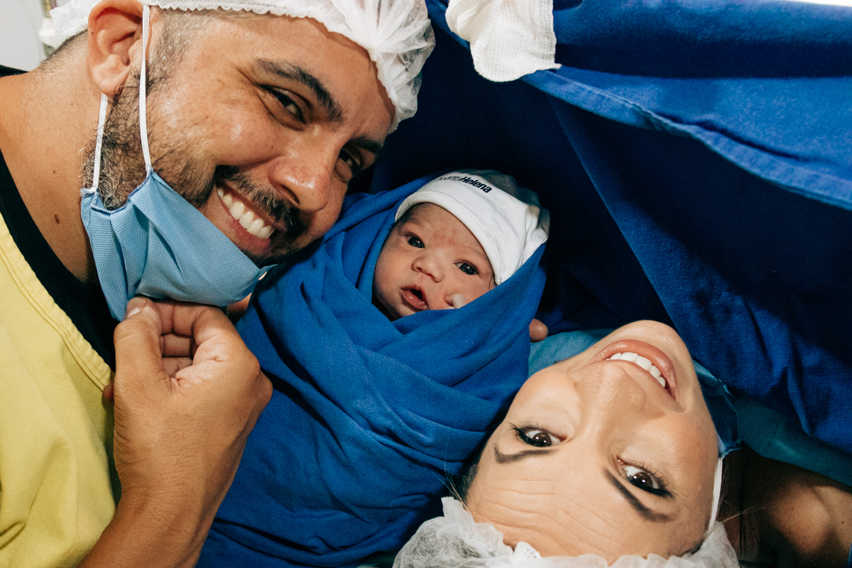 Fotografia e video de parto cesárea na clinica maternidade Santa Helena em florianópolis fotografa palhoça Thayane Peters Fotografia especializada em 