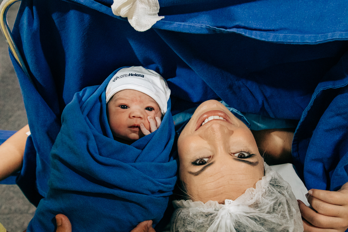 Fotografia e video de parto cesárea na clinica maternidade Santa Helena em florianópolis fotografa palhoça Thayane Peters Fotografia especializada em 
