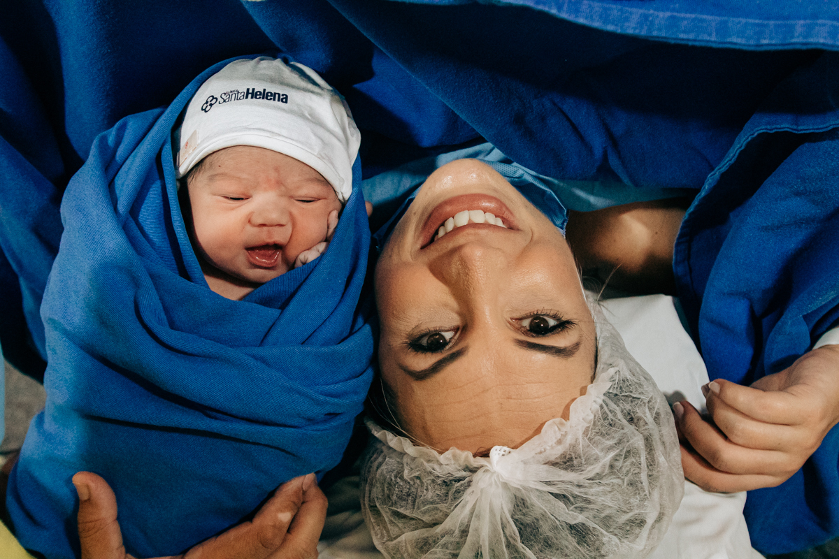 Fotografia e video de parto cesárea na clinica maternidade Santa Helena em florianópolis fotografa palhoça Thayane Peters Fotografia especializada em 
