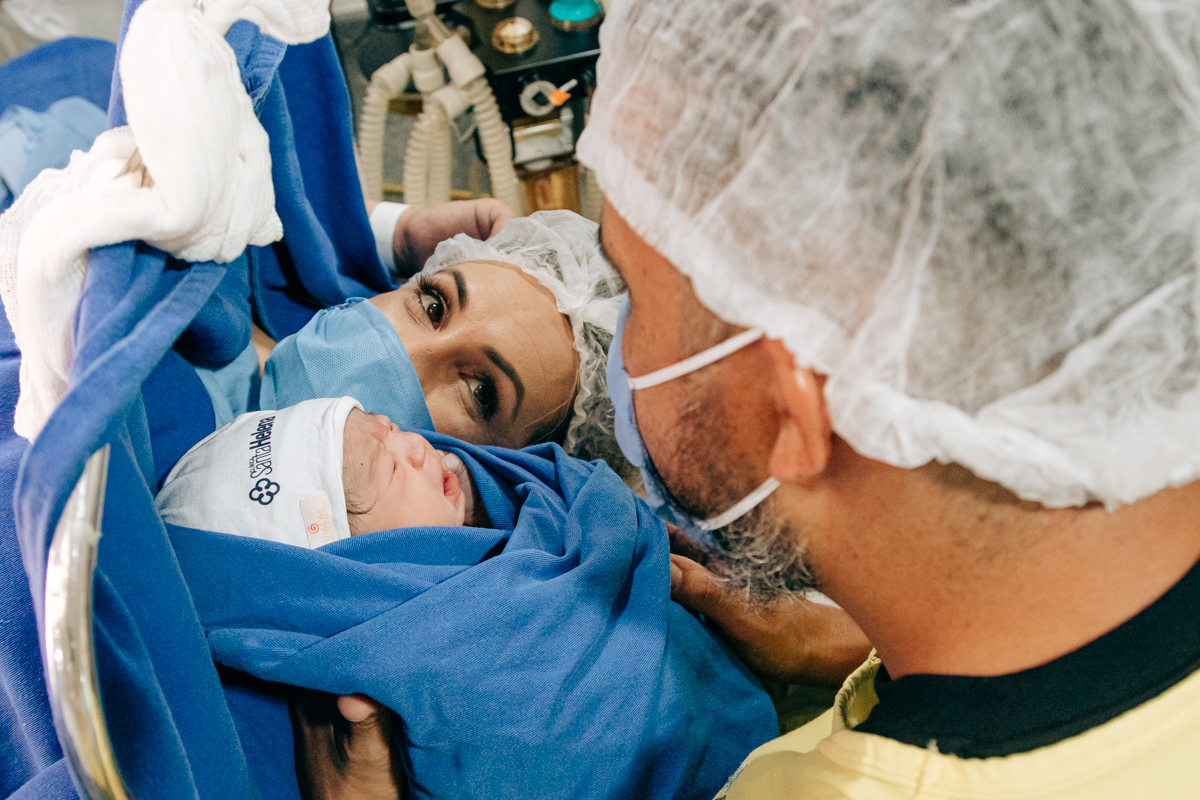 Fotografia e video de parto cesárea na clinica maternidade Santa Helena em florianópolis fotografa palhoça Thayane Peters Fotografia especializada em 