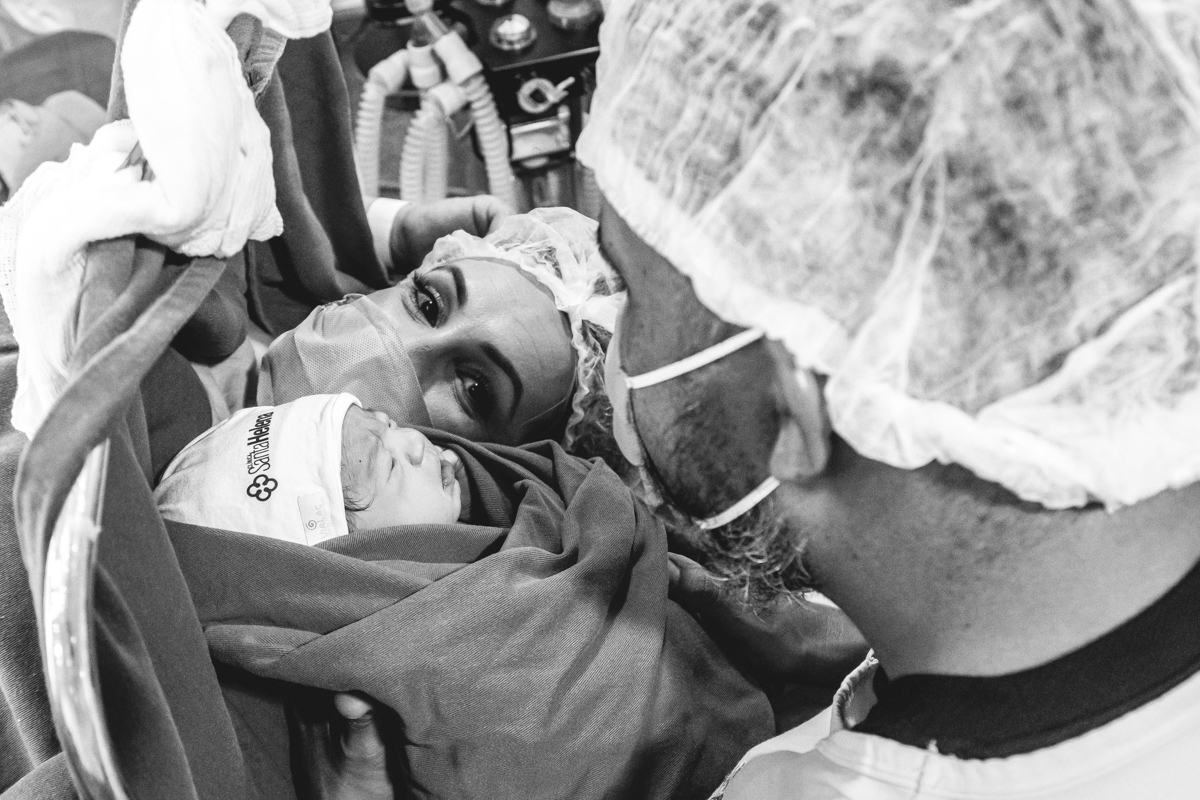 Fotografia e video de parto cesárea na clinica maternidade Santa Helena em florianópolis fotografa palhoça Thayane Peters Fotografia especializada em 