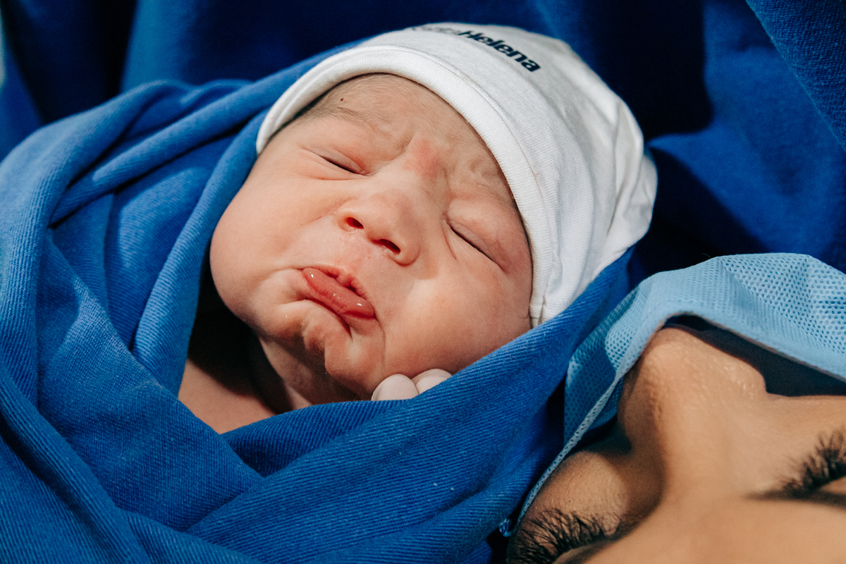 Fotografia e video de parto cesárea na clinica maternidade Santa Helena em florianópolis fotografa palhoça Thayane Peters Fotografia especializada em 