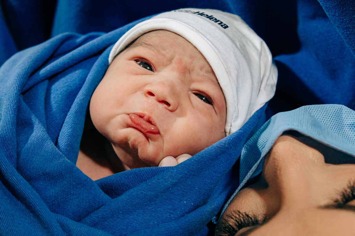 Fotografia e video de parto cesárea na clinica maternidade Santa Helena em florianópolis fotografa palhoça Thayane Peters Fotografia especializada em 