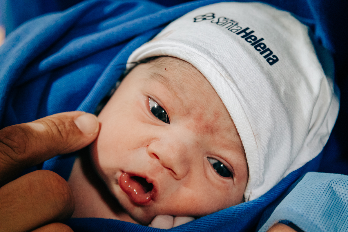 Fotografia e video de parto cesárea na clinica maternidade Santa Helena em florianópolis fotografa palhoça Thayane Peters Fotografia especializada em 