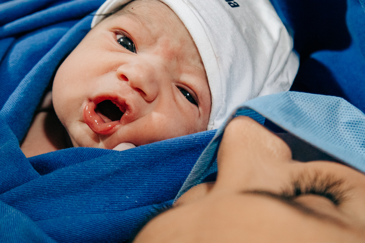 Fotografia e video de parto cesárea na clinica maternidade Santa Helena em florianópolis fotografa palhoça Thayane Peters Fotografia especializada em 
