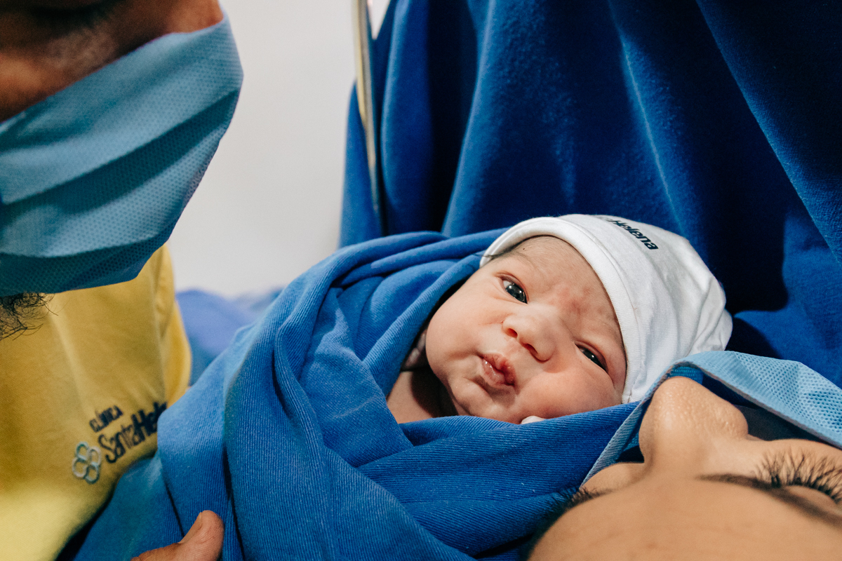 Fotografia e video de parto cesárea na clinica maternidade Santa Helena em florianópolis fotografa palhoça Thayane Peters Fotografia especializada em 