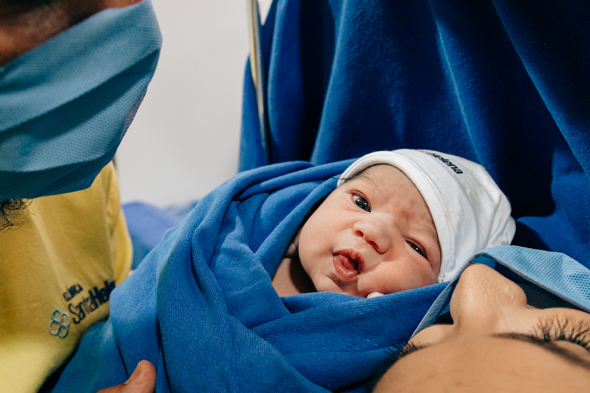 Fotografia e video de parto cesárea na clinica maternidade Santa Helena em florianópolis fotografa palhoça Thayane Peters Fotografia especializada em 
