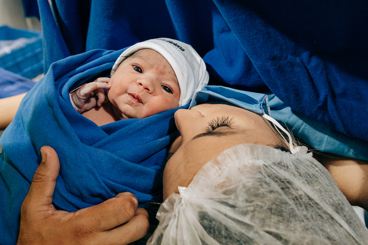 Fotografia e video de parto cesárea na clinica maternidade Santa Helena em florianópolis fotografa palhoça Thayane Peters Fotografia especializada em 