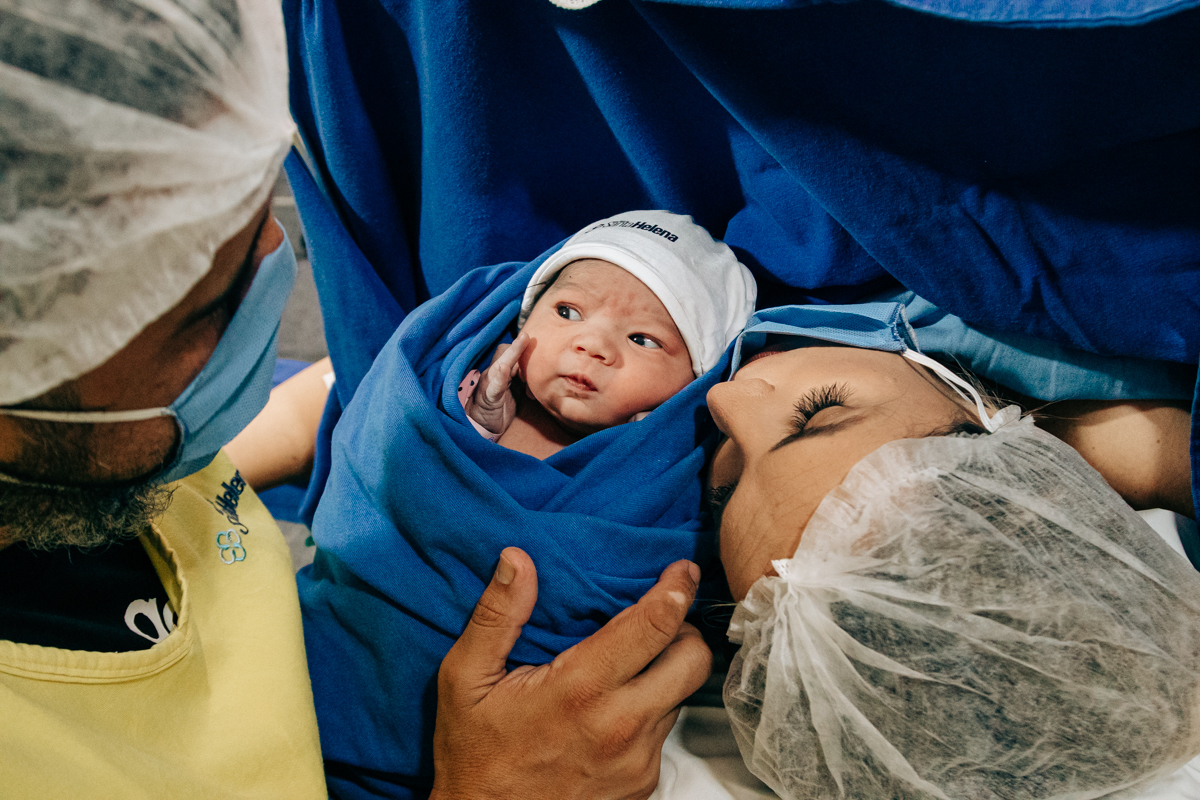Fotografia e video de parto cesárea na clinica maternidade Santa Helena em florianópolis fotografa palhoça Thayane Peters Fotografia especializada em 