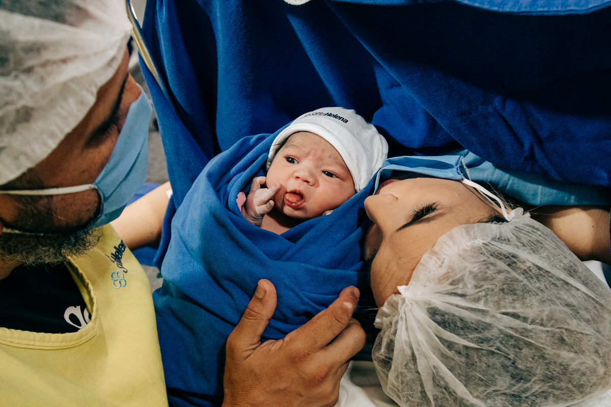 Fotografia e video de parto cesárea na clinica maternidade Santa Helena em florianópolis fotografa palhoça Thayane Peters Fotografia especializada em 