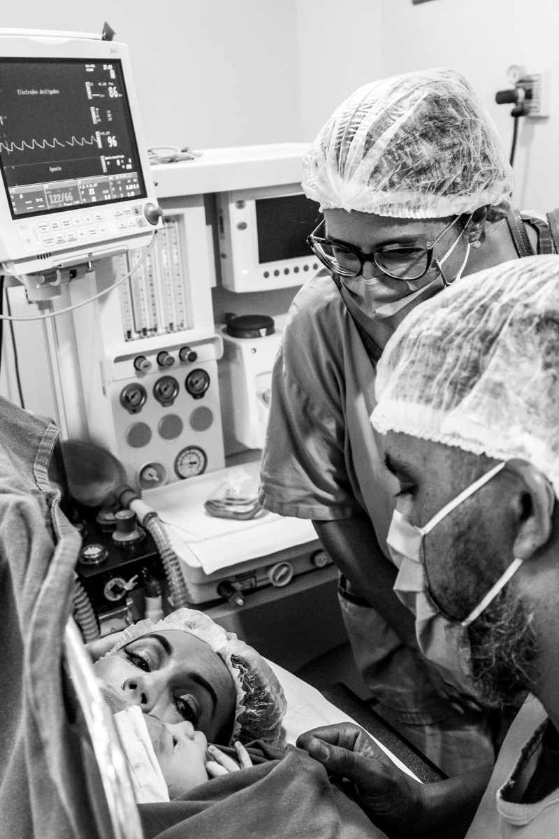 Fotografia e video de parto cesárea na clinica maternidade Santa Helena em florianópolis fotografa palhoça Thayane Peters Fotografia especializada em 