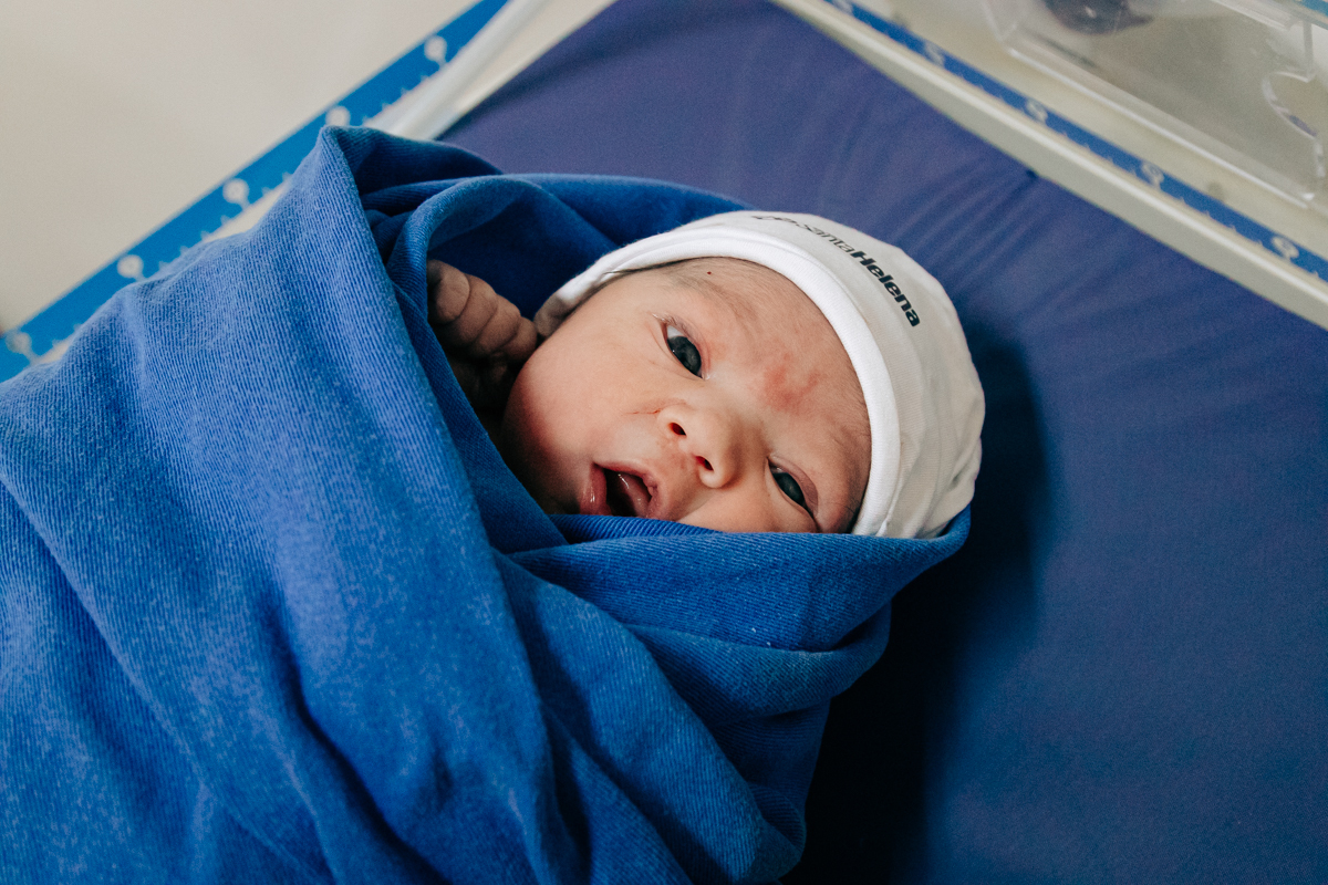 Fotografia e video de parto cesárea na clinica maternidade Santa Helena em florianópolis fotografa palhoça Thayane Peters Fotografia especializada em 