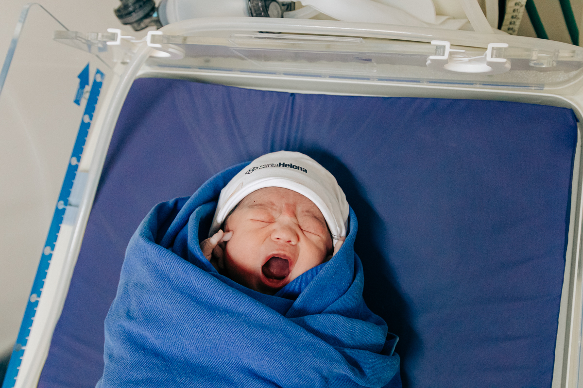 Fotografia e video de parto cesárea na clinica maternidade Santa Helena em florianópolis fotografa palhoça Thayane Peters Fotografia especializada em 