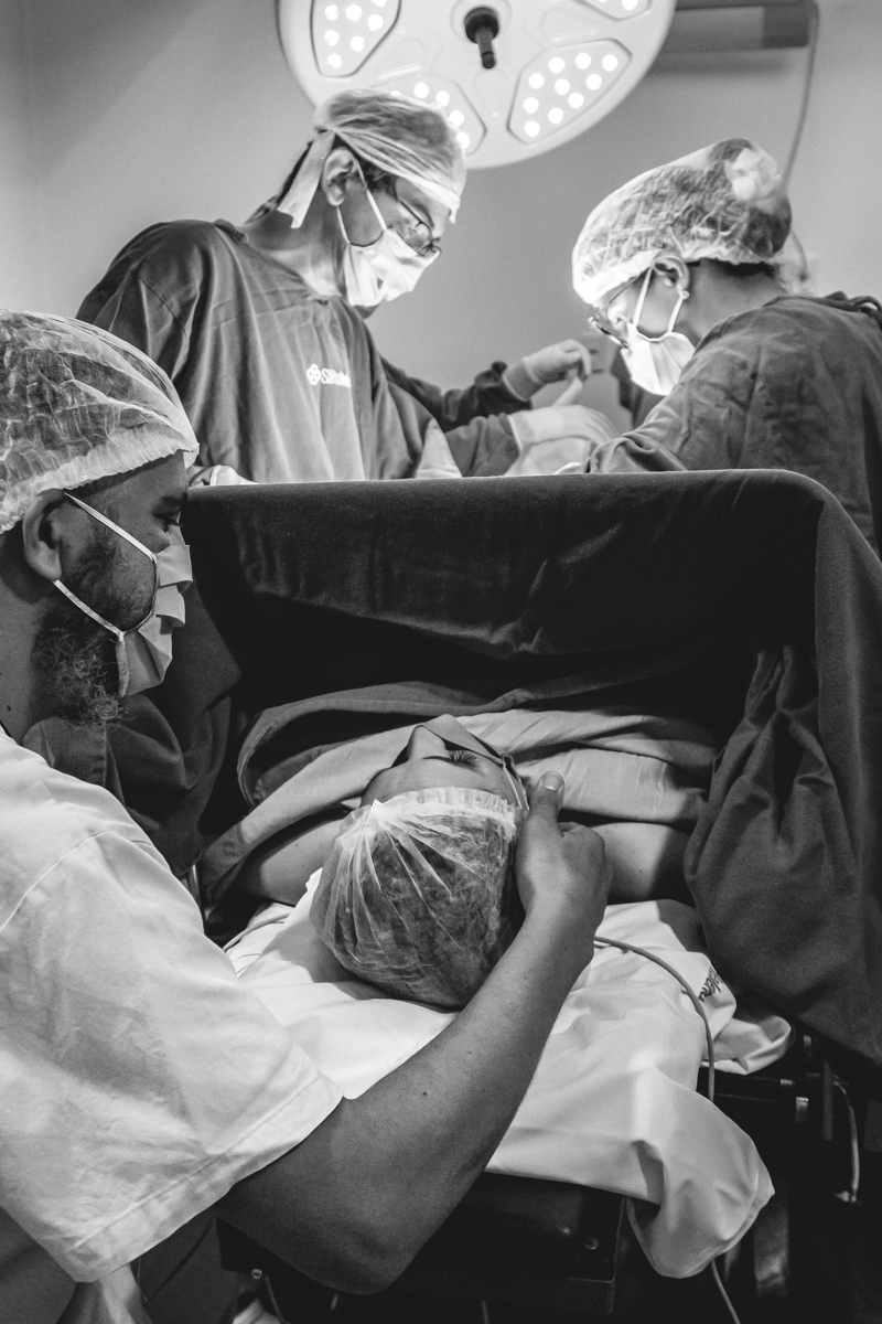 Fotografia e video de parto cesárea na clinica maternidade Santa Helena em florianópolis fotografa palhoça Thayane Peters Fotografia especializada em 