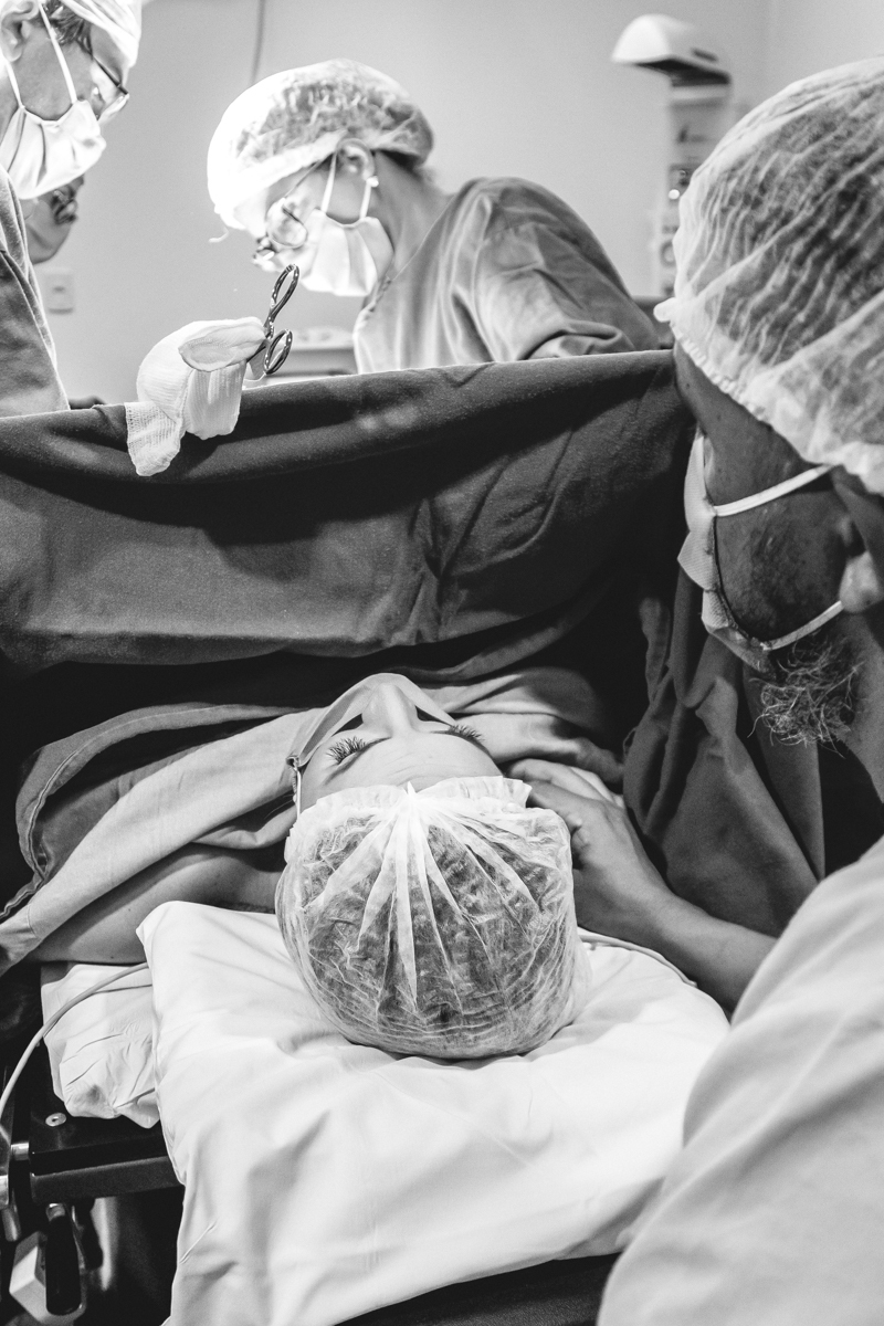 Fotografia e video de parto cesárea na clinica maternidade Santa Helena em florianópolis fotografa palhoça Thayane Peters Fotografia especializada em 