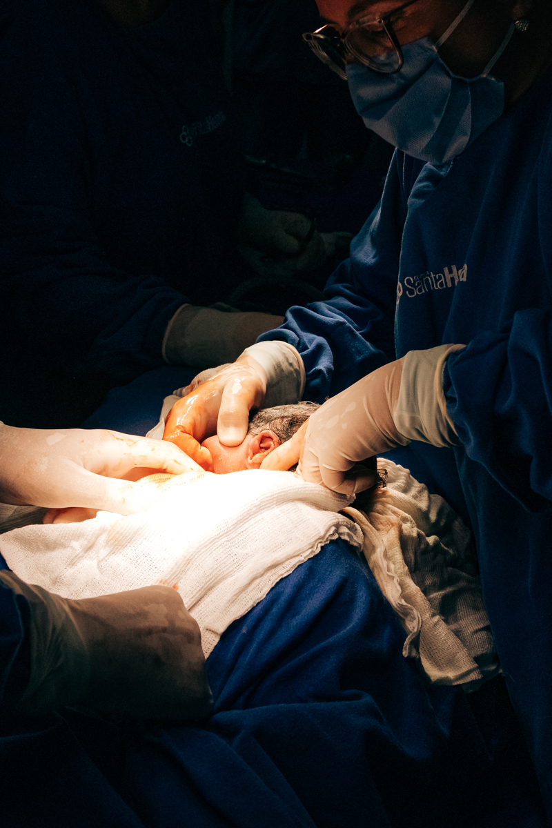 Fotografia e video de parto cesárea na clinica maternidade Santa Helena em florianópolis fotografa palhoça Thayane Peters Fotografia especializada em 