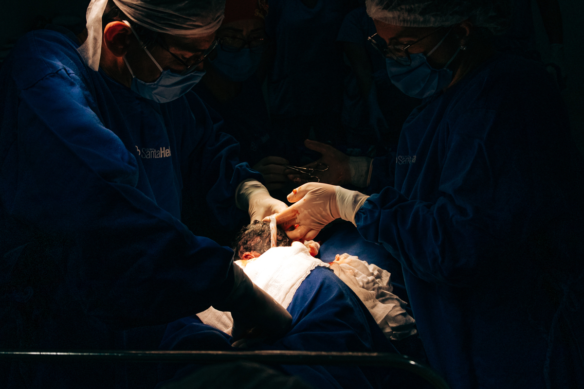 Fotografia e video de parto cesárea na clinica maternidade Santa Helena em florianópolis fotografa palhoça Thayane Peters Fotografia especializada em 
