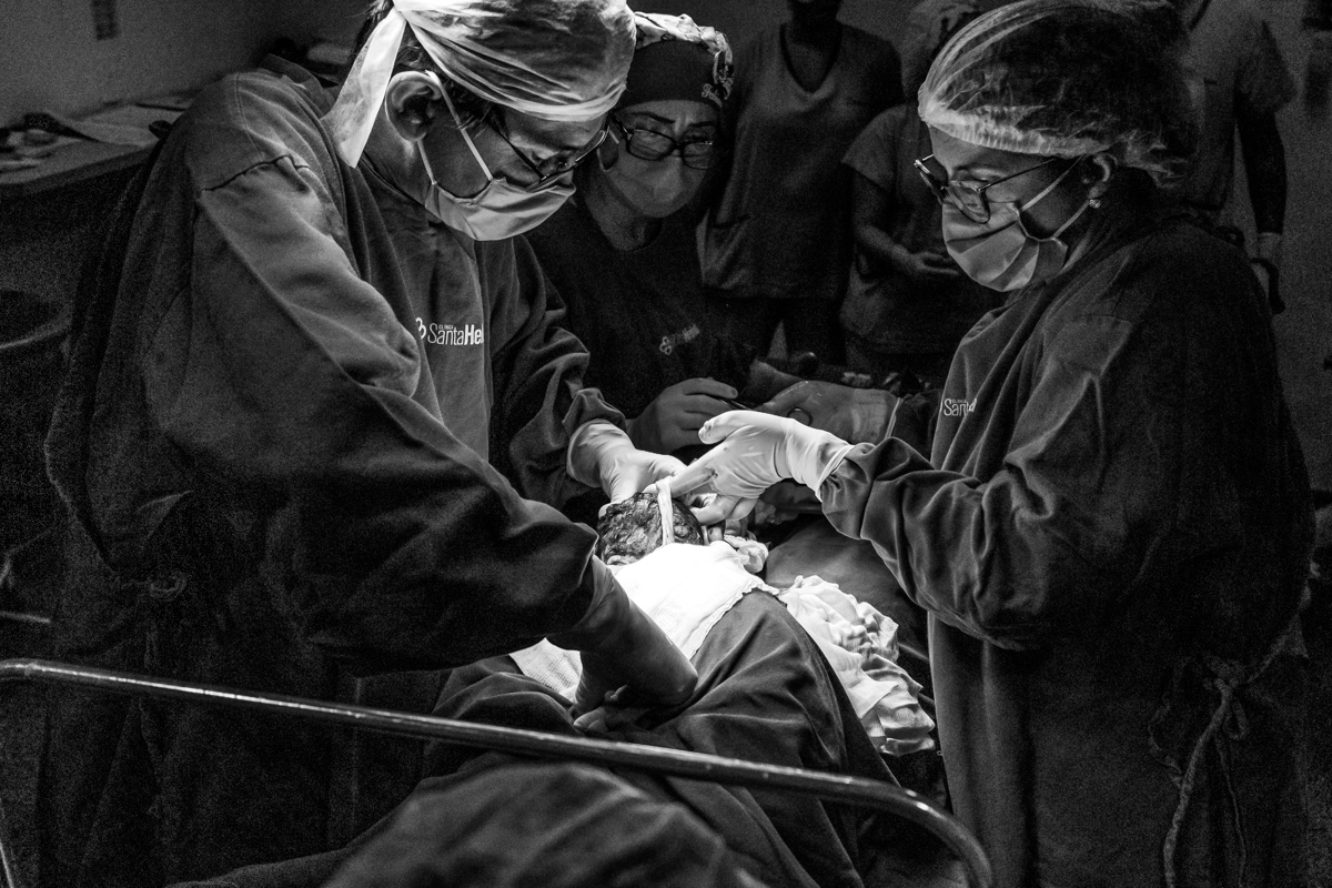 Fotografia e video de parto cesárea na clinica maternidade Santa Helena em florianópolis fotografa palhoça Thayane Peters Fotografia especializada em 