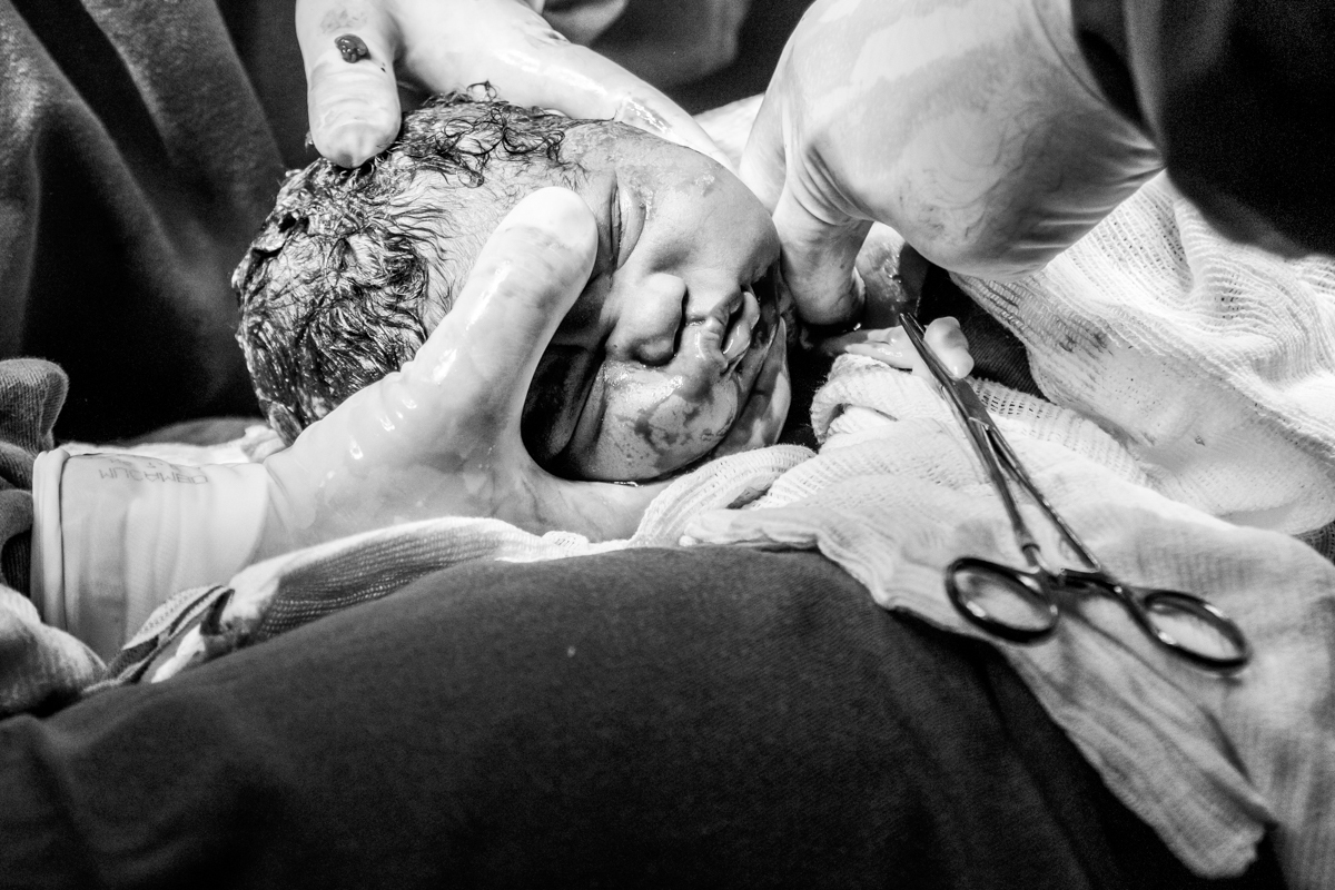 Fotografia e video de parto cesárea na clinica maternidade Santa Helena em florianópolis fotografa palhoça Thayane Peters Fotografia especializada em 