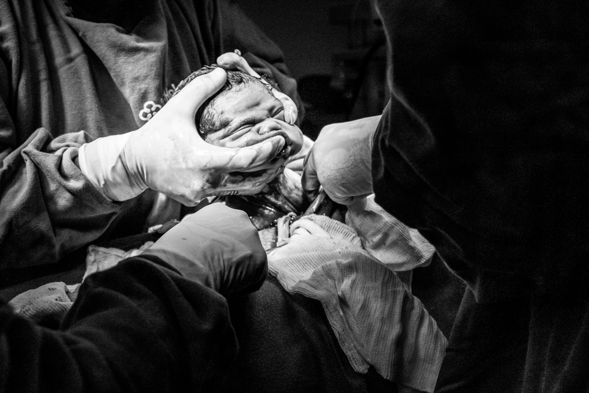 Fotografia e video de parto cesárea na clinica maternidade Santa Helena em florianópolis fotografa palhoça Thayane Peters Fotografia especializada em 