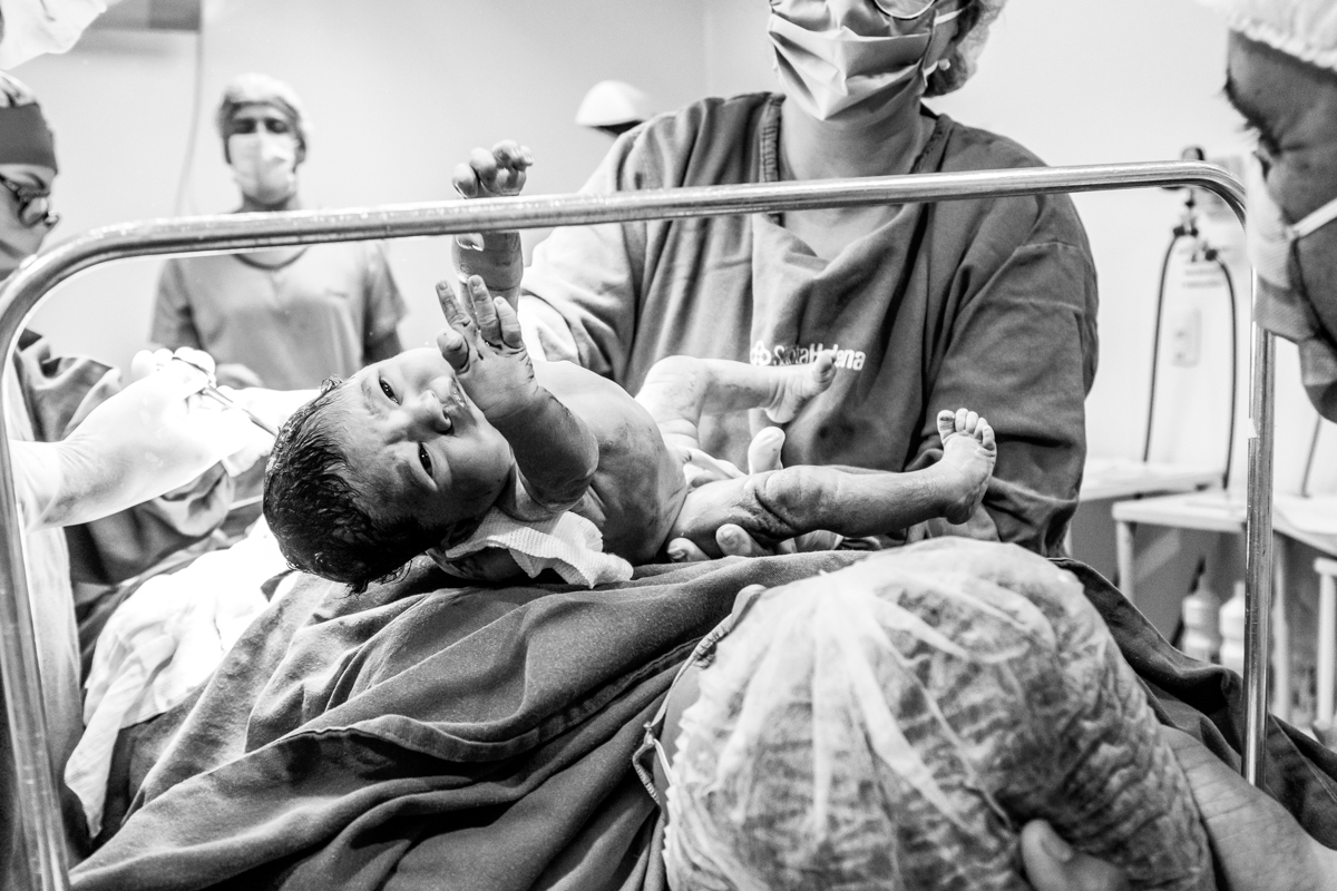 Fotografia e video de parto cesárea na clinica maternidade Santa Helena em florianópolis fotografa palhoça Thayane Peters Fotografia especializada em 