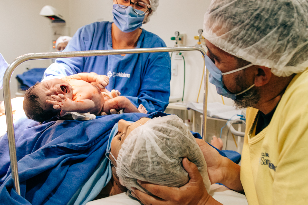 Fotografia e video de parto cesárea na clinica maternidade Santa Helena em florianópolis fotografa palhoça Thayane Peters Fotografia especializada em 