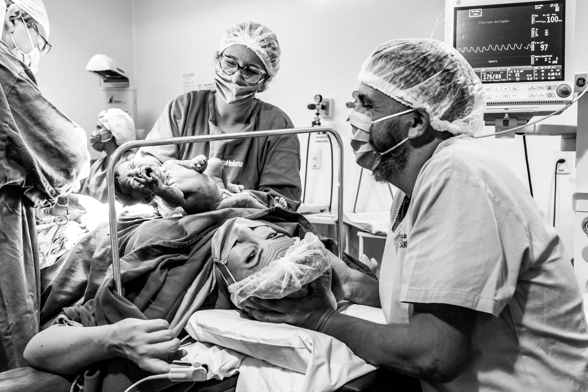 Fotografia e video de parto cesárea na clinica maternidade Santa Helena em florianópolis fotografa palhoça Thayane Peters Fotografia especializada em 