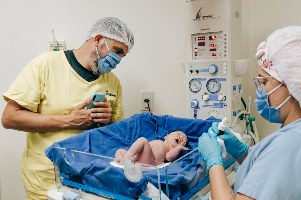 Fotografia e video de parto cesárea na clinica maternidade Santa Helena em florianópolis fotografa palhoça Thayane Peters Fotografia especializada em 