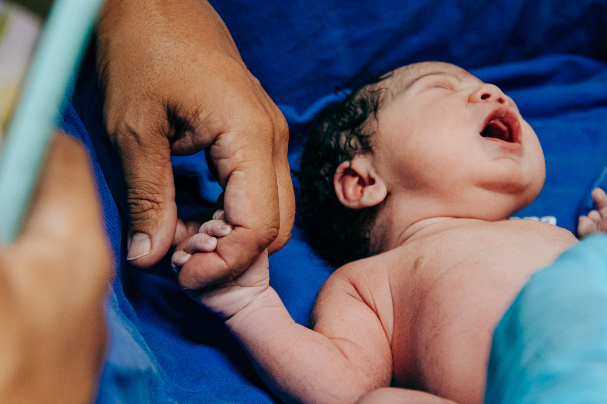 Fotografia e video de parto cesárea na clinica maternidade Santa Helena em florianópolis fotografa palhoça Thayane Peters Fotografia especializada em 