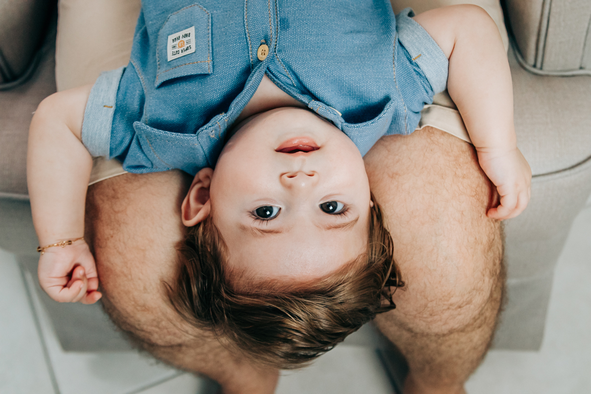 ensaio book fotográfico fotografia de família em florianópolis floripa fotógrafa palhoça são jose em santa catarina sc foto lifestyle de bebê acompanhamento mensal 6 meses espontanêa real simples e natural 