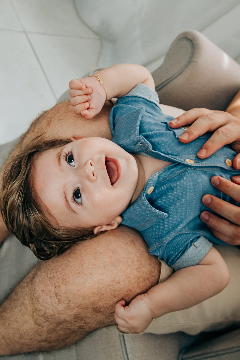 ensaio book fotográfico fotografia de família em florianópolis floripa fotógrafa palhoça são jose em santa catarina sc foto lifestyle de bebê acompanhamento mensal 6 meses espontanêa real simples e natural 