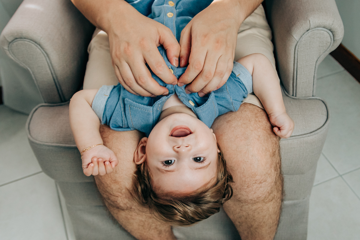 ensaio book fotográfico fotografia de família em florianópolis floripa fotógrafa palhoça são jose em santa catarina sc foto lifestyle de bebê acompanhamento mensal 6 meses espontanêa real simples e natural 